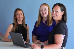 Katharina Rohrmeier (Group Risk & Compliance Manager), Lisa Mahlein (Assistant to the CFO) und Sabrina Grünthanner (Internal Communications Manager)