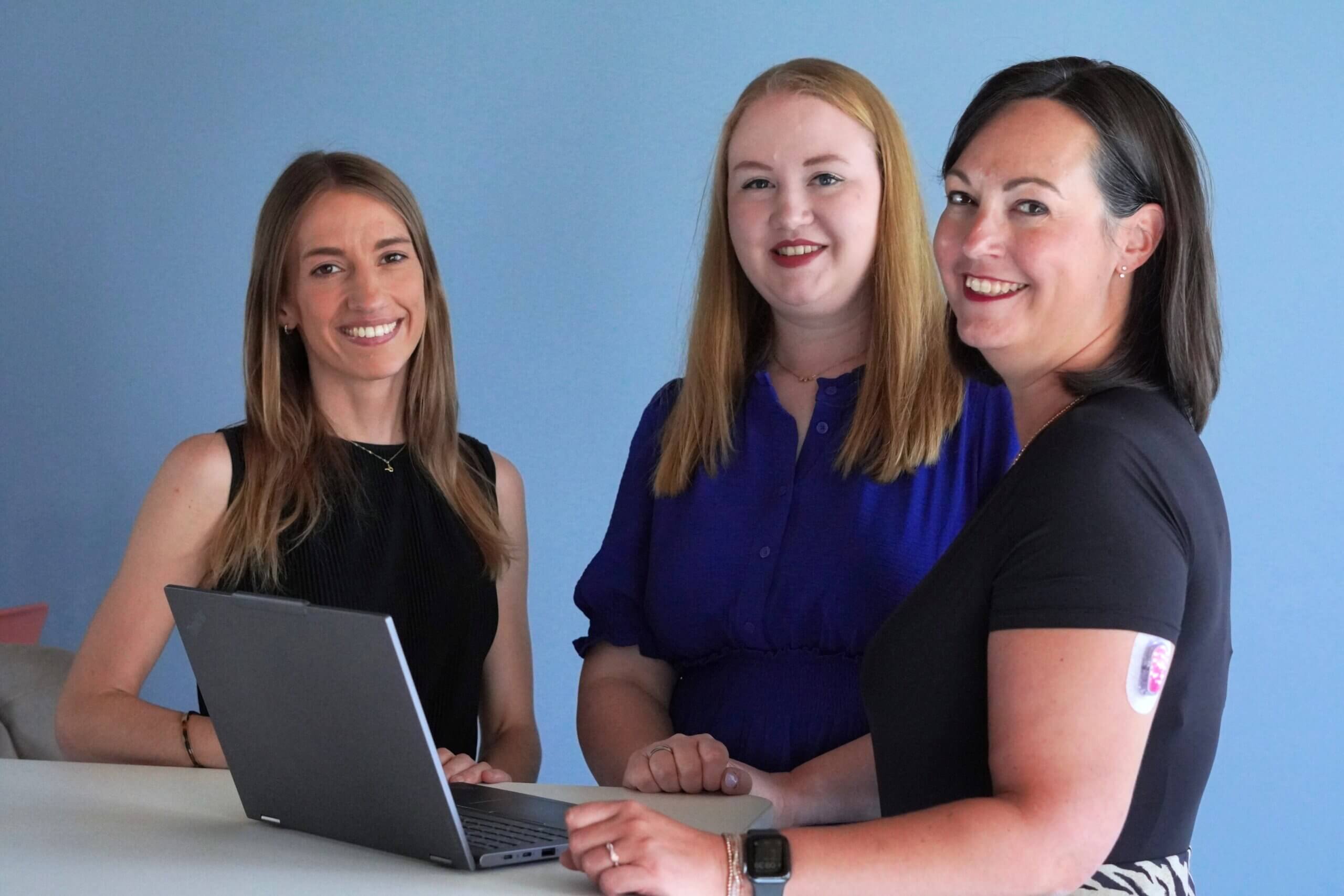 Katharina Rohrmeier (Group Risk & Compliance Manager), Lisa Mahlein (Assistant to the CFO) und Sabrina Grünthanner (Internal Communications Manager)